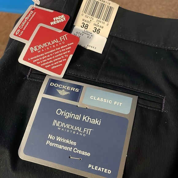 Dockers Classic Fit Pleated Khaki‎ Pants - Picture 6 of 8